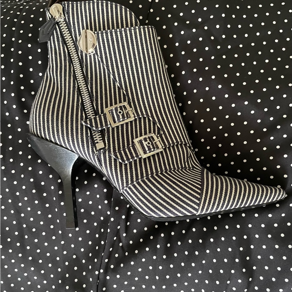 Please see item discrimination